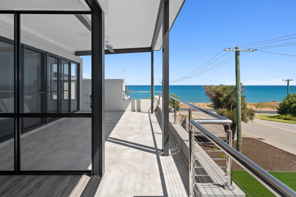 A modern Mandurah WA home with a sleek balcony showcasing Mandurah’s stunning coastline.