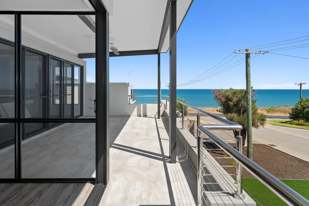 A modern Mandurah WA home with a sleek balcony showcasing Mandurah’s stunning coastline.